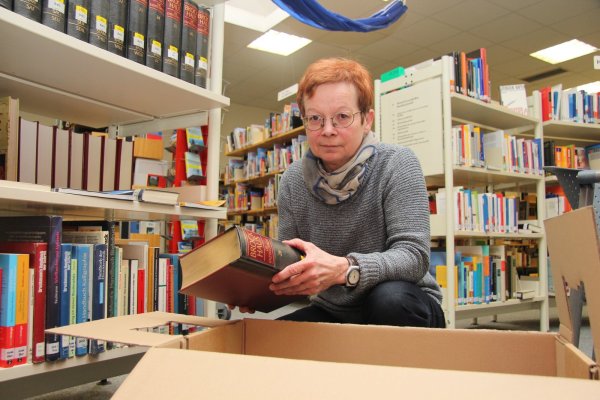 Schwere Kost: An der Brockhaus-Enzyklopädie hält die Leiterin der Stadtbücherei, Karin Güllüg, für den Umzug ins Technikum fest. Einige Bücher müssen aber genauso wie Teile des Mobiliars vorübergehend ausgelagert werden. - © Wolfgang Becker