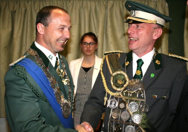 Der Kreisschützenkönig Sascha Ruge (links) nimmt die Glückwünsche von Andreas Laux entgegen. - © Sylvia Frevert