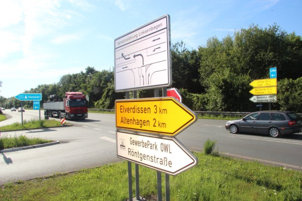 Gefährliche Situation: Zu häufig übersehen Fahrer, die nach links auf die Autobahn abbiegen wollen, den Gegenverkehr, der auf der Ostwestfalenstraße in Richtung Bielefeld fährt. Auch beim Versuch, die Autobahn zu verlassen, wird es kompliziert. - © Stefan Backe