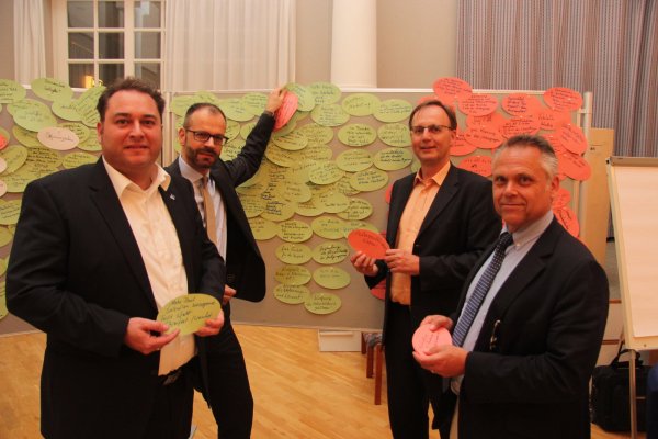 Kurdirektor Stefan Krieger, Moderator Cornelius Obier von „Projekt M", Volker Heuwinkel (Vorsitzender Aufsichtsrat Staatsbad) und Bürgermeister Roland Thomas (von links)  stehen nach der dreistündigen Veranstaltung an den Stellwänden, an denen die Stichworte der Teilnehmer zu bestimmten Themen hängen. - © Stefan Backe