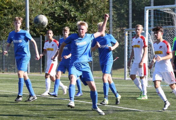 Raus mit dem Ball: Malte Reineward vom SVE Jerxen-Orbke klärt das Leder nach einem Eckball. - © Paul Cohen