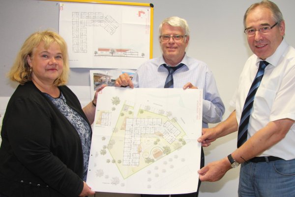 In Dörentrup soll ein Wohnhaus für Senioren entstehen. Petra Meersschaert (von links), Geschäftsführerin der Betreuung und Pflege in Lippe gGmbH, Bürgermeister Friedrich Ehlert und DRK-Präsident Herbert Dahle sprechen über die Pläne. - © Tobias Schneider