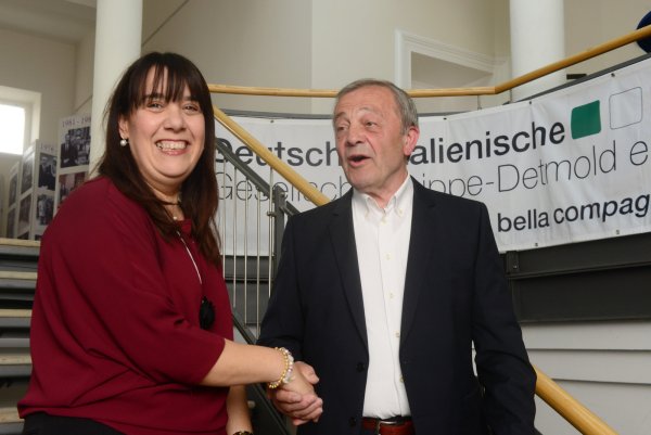 Italienische Begegnung: Referentin Dr. Benedetta Mannino und Antonio Ferrara treffen sich im Rathaus. 
- © André Gallisch