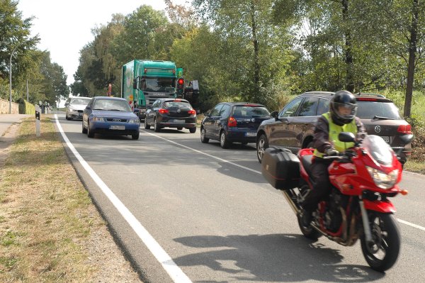 Wegen des Ausbaus der K 94 und der damit verbundenen Vollsperrung der Steinheimer Straße ab Vahlhausen kommt es zurzeit auf der Detmolder Straße aufgrund einer Baustelle im Berufsverkehr zu längeren Wartezeiten. - © Manfred Brinkmeier
