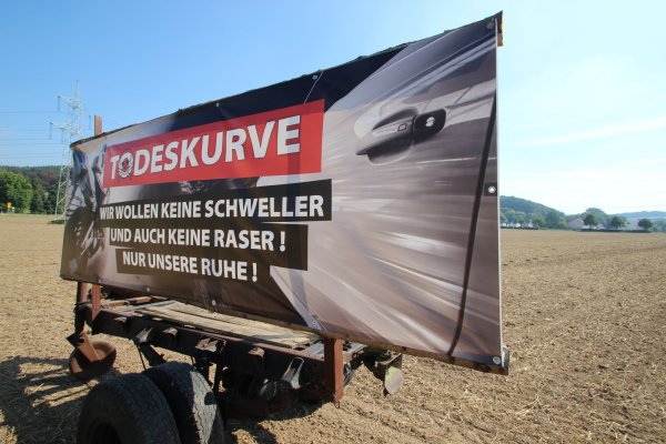 Protest-Plakat an der B 514: Kalldorfer Bürger und Kommunalpolitiker wehren sich gegen die Zustände an der „Todeskurve".  - © Jens Rademacher