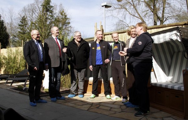 Dietmar Kluge (rechts) erläutert die Veränderungen
in der Einrichtung. Mit dabei sind (von links) Klaus
Stein, Stefan Rother, Günter Brade, Michael Becker und Anke
Peithmann. - © Landesverband Lippe