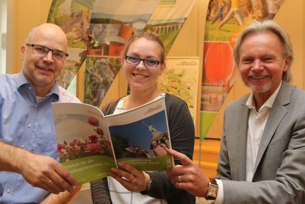 Freuen sich auf den NRW-Tag: Touristiker Tobias Valentien, Praktikantin Lisa Wischniewski und Geschäftsführer Herbert Weber von der OWL GmbH (v. l.). - © Rudolf