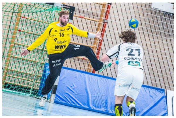 Ein"positiv Verrückter" im Tor: So beschreibt sich der Detmolder Konstantin Madert, der hier einen Siebenmeter pariert. Er besucht noch sehr häufig die Heimat und ist mit SG-Trainer Jasmin Baltic befreundet. 
- © Privat