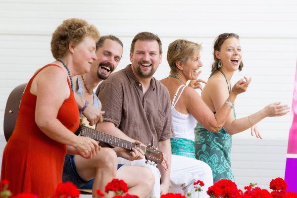 Zum Auftakt der Bad Meinberger Straßenmusik singen Susanne Sirringhaus, Kai Treude, Christian Einsiedel, Claudia Patzig und Zoë Aschenbach gemeinsam in der Konzertmuschel. - © Torben Gocke