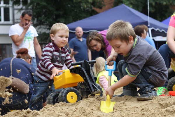 Fest im Griff: Darius (2) und Vincent (4) haben mit Schaufel und Bagger auf dem riesigen Sandhaufen der Kinderbaustelle ihren Spaß. Auch bei der Suche nach Murmeln und Glaskristallen haben die beiden Brüder Glück.  - © Daniel Hobein