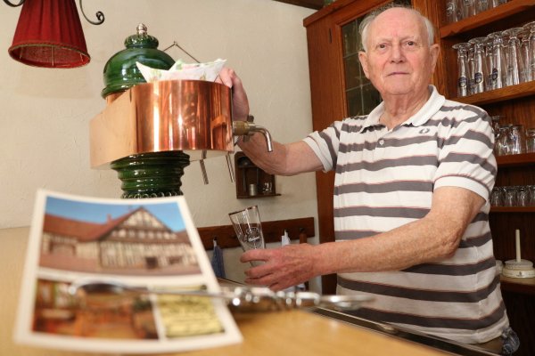Folgt der Familientradition: Heinrich Thies ist stolz auf das älteste Haus Horns. In der angeschlossenen Gastronomie zapft er zur Zeit aber nur für Museumsbesucher - © Yvonne Glandien