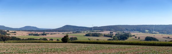 Wer von Lothe aus in Richtung Schieder und Brakelsiek blickt, dem fallen dort unter anderem die beiden bereits bestehenden Windkraftanlagen in dem Gebiet auf. Links davon möchte ein Betreiber drei weitere „Windmühlen" errichten. - © Torben Gocke
