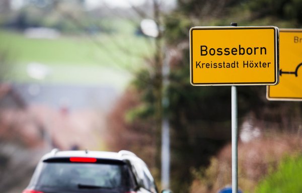 Das Ortseingangsschild des Stadtteils Bosseborn. Eine Frau ist nach Angaben der Staatsanwaltschaft wochenlang in einem abgelegenen Haus im ostwestfälischen Höxter gefangen gehalten worden und schließlich an schweren Misshandlungen gestorben. - © dpa