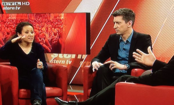 Energisch in der Sache: Najla M. aus Bielefeld mit Stern-TV-Moderator Steffen Hallaschka. - © Screenshot: Stern TV