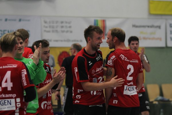 Matchwinner: Augustdorfs Zugang Felix Bahrenberg (Zweiter von rechts). - © Sebastian Lucas