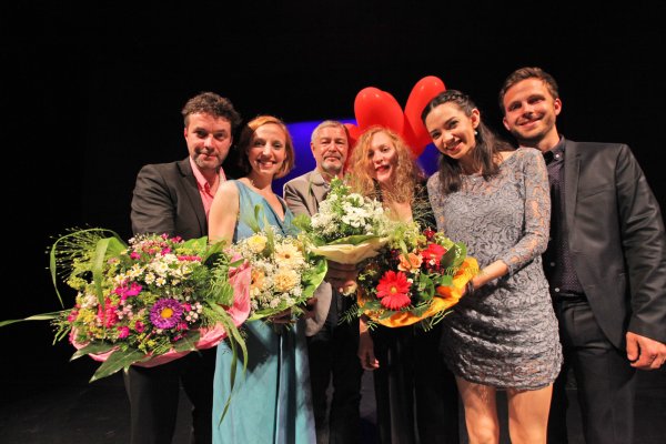 Lauter Preisträger: (von links) Stephan Clemens, Kirsten Labonte, Joachim Ruczynski, Nicola Schubert, Karina Campos Sabas und Robert Oschmann als Hauptdarsteller der Inszenierung der Spielzeit, "vincent will meer", sind die Gewinner des Detmolder Theaterpreises 2016. - © Vera Gerstendorf-Welle