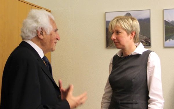 "Ich wollte mich bei ihr bedanken": Bill Glied mit Richterin Anke  Grudda nach der Urteilsverkündung. - © privat