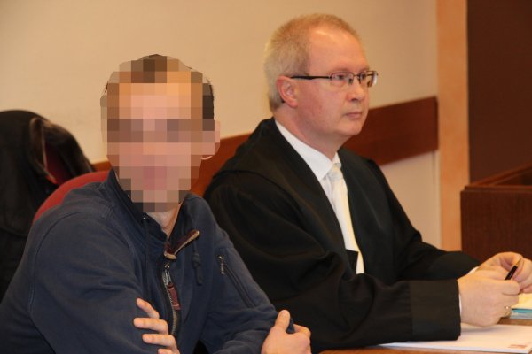 Ein Lagenser steht wegen versuchten Totschlages vor Gericht. Neben ihm sein Rechtsanwalt Egon Penner. - © Martin Hostert