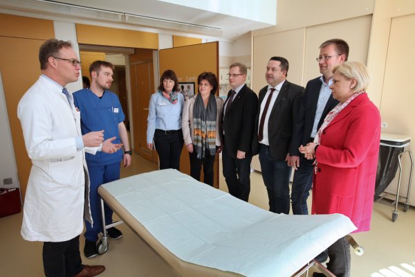 In der Flüchtlingsambulanz: Dr. Patrick Dißmann, Felix Köhring vom Pflegedienst und die Leiterin des Klinikservice, Birgit Schlepper, berichten aus der Praxis. Stadtjugendamtsleiterin Ilona Oesterhaus, SPD-Landtagsabgeordneter Dr. Dennis Maelzer, Landrat Dr. Axel Lehmann, und die Bundestagsabgeordneten Burkhard Blienert und Hilde Mattheis (von links) hören zu. - © Bernhard Preuß
