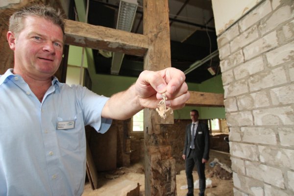 Szenen aus dem Innern: Auf dem linken Bild zeigt Reinhard Büker von der Stadtverwaltung den vertrockneten Rest des Hausschwamms. Im Hintergrund steht Bürgermeister Jörg Bierwirth. Oben rechts zeigt, wie der Flur des Erdgeschosses nach der Entkernung aussieht. Der obere Flur ist noch im ursprünglichen Zustand (unten links). - © Patrick Bockwinkel