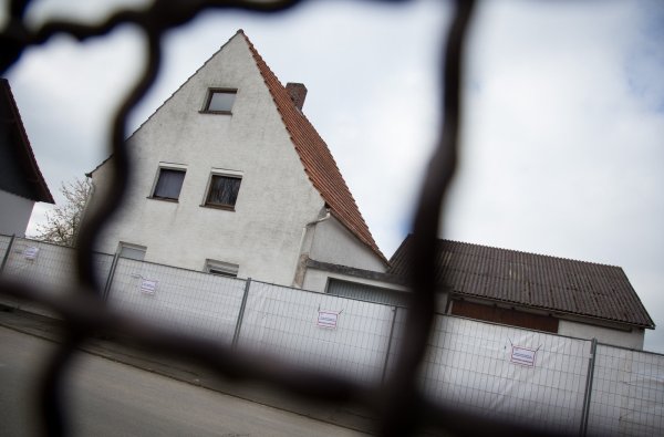 Das mit einem Schutzzaun eingezäunte Haus des beschuldigten Ehepaares aus Höxter. - © dpa