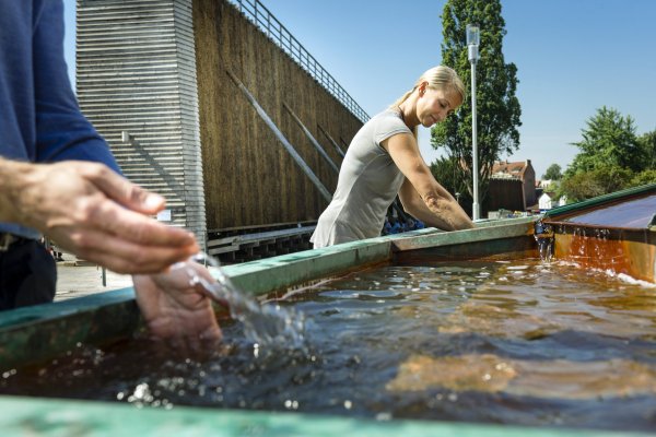 Erfrischend: Das Armbecken am Gradierwerk Uhrenturm lädt bei sommerlicher Wärme dazu ein, die Arme zur Abkühlung für eine Weile hineinzutauchen. Arm- und Tretbecken nach Sebastian Kneipp finden sich auch an anderen Stellen der Stadt. - © Staatsbad Salzuflen/Andreas Hub