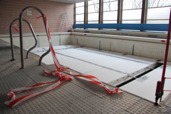 Nicht auf der Höhe der Zeit: Die Kleinschwimmhalle Aspe ist aufgrund vieler Mängel seit Jahren geschlossen. Wollte man sie wieder nutzen, müsste sie für viel Geld runderneuert werden. Für den Schulsport bräuchte man sie nicht, zumal sie ohnehin viel zu klein ist. - © Stefan Backe