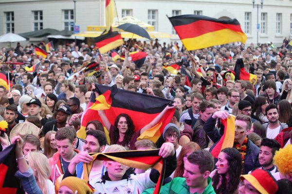 Feiermeile Rosental: Ausgelassene Fußballfans verfolgen beim Public-Viewing das WM-Endspiel am 13. Juli 2014. - © Vera Gerstendorf-Welle