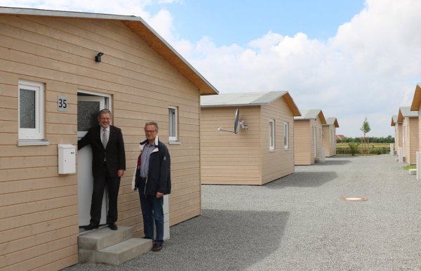 Bürgermeister Dr. Reiner Austermann (links) und Frank Laukamp zeigen die Holzhäuser für Flüchtlinge. - © Guntmar Wolff