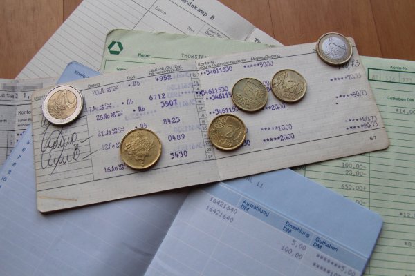 Gering: Guthaben-Zinsen bei klassischen Sparformen sind fast nicht mehr existent. Das war noch anders, als diese – inzwischen längst aufgelösten – Sparbücher vor rund 30 Jahren angelegt wurden. - © Thorsten Engelhardt