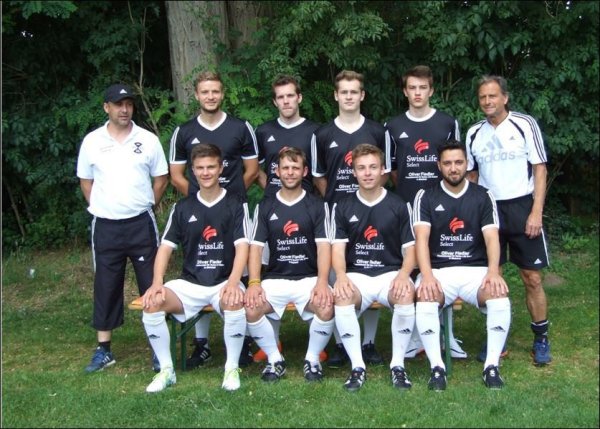 Hinten von links: Trainer Carsten Schulze, Gerrit Bringemann, Dennis Niehaus, Tobias Gisselmann, Jan Hendrik Lange, Erich Gnade.
Vorne von links: Andre Plail, Nico Pankoke, Max Dräger,Fatih Öztürk. - © Dietmar Welle