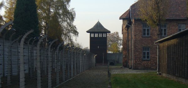 Ausschwitz: Hinter den Mauern spielte sich das Grauen ab. - © Marianne Schwarzer