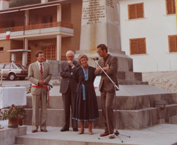 Vor Ort: Das Foto aus den 1970er Jahren zeigt eine Delegation aus Lemgo, die sich nach dem Erdbeben in Italien umsieht, um dort die Lage zu begutachten. Ulrich Faßhauer (ganz rechts) reiste mit Kollegen ins Friaul. - © privat