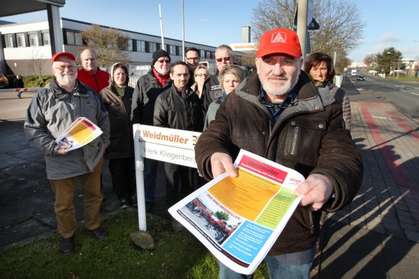 Protest: Mitglieder des Weidmüller-Betriebsrats – vorn im Bild der Vorsitzende Robert Chwalek – verteilten am Donnerstag an den Werkstoren, wie hier an der Klingenbergstraße, Info-Flugblätter gegen die angekündigten Entlassungen. - © Bernhard Preuß