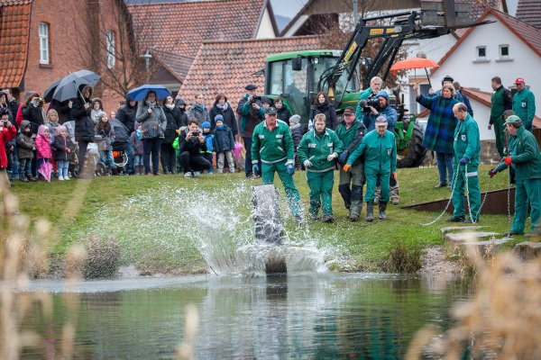 In schneller Folge bringen die Dechen ihre sechs Osterräder ins kalte Nass der Emmer, um sie auf Ostersonntag vor zu bereiten. - © Torben Gocke