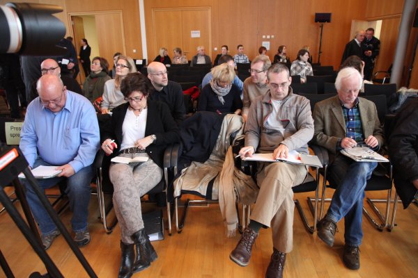 Reichlich Platz: Die Journalisten-Reihen im IHK-Gebäude bleiben beim Auschwitz-Prozess inzwischen recht leer.  - © Bernhard Preuss