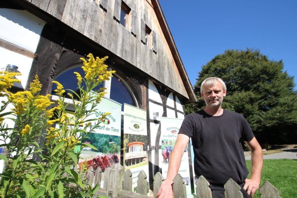 Die Stallscheune: Dr. Rudolf Diekmeier vom Verein "Tier" im Dorf" steht vor der Schwelentruper Stallscheune. Der Verein war maßgeblich daran beteiligt, dass das Gebäude dort vor mehr als zehn Jahren aufgebaut wurde. - © Jens Rademacher(LZ)