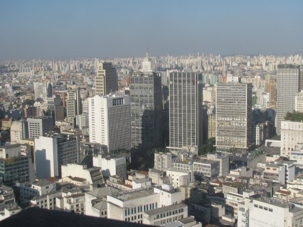 Wolkenkratzer bis zum Horizont: In der Megacity Sao Paulo leben 20 Millionen Menschen und damit 20 Prozent aller Brasilianer, die dort 50 Prozent des Bruttoinlandsproduktes erwirtschaften. - © Foto: Privat