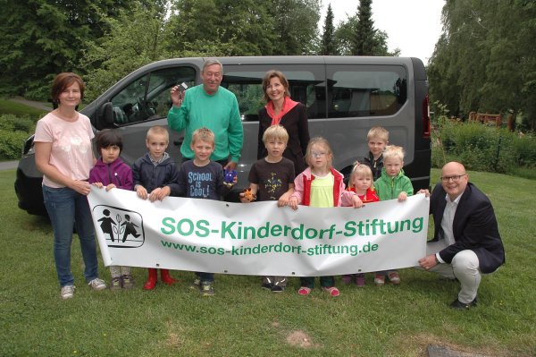Christoph Biemann mit Vertretern und Bewohnern des SOS-Kinderdorfs Lippe. - © Foto: Brinkmeier