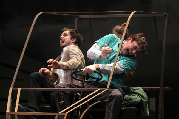 Besonders beliebt beim Publikum: Das Stück „vincent will meer". Das Bild zeigt Robert Oschmann und Lukas Schrenk. Die Schauspielerin hinten ist Karoline Stegemann. Nächste Chance, das Stück zu sehen: heute Abend um 19.30 Uhr im Landestheater. - © Landestheater/Lefebvre