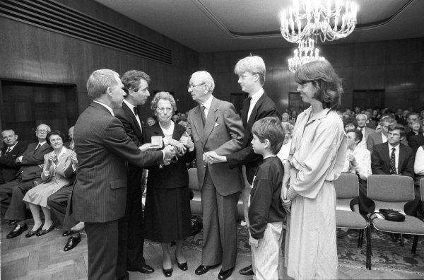 Ehrung: Oberstadtdirektor Klaus Meyer (l.) überreicht 1985 Friedrich Oberschelp (Mitte) die Leineweber-Medaille. Der Gründer des Chores wurde von seinem Sohn und Nachfolger Jürgen, seiner Frau Friedel, den Enkeln Peter und Christian sowie Schwiegertochter Karin begleitet (v. l.). - © Hans-Dieter Stöss