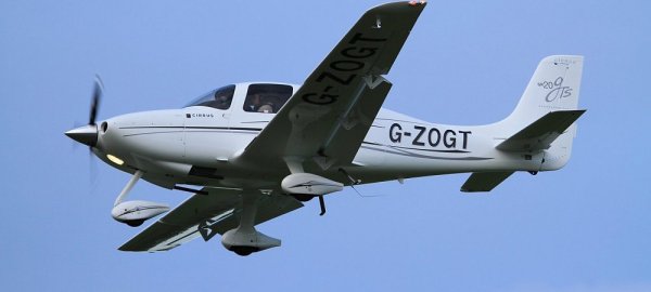 Absturz vor der niederländischen Küste: Beim ersten Flug als stolzer Besitzer dieser fünf Jahre alten Cirrus SR20 mit der Kennung G-ZOGT stürzte Gernot Schäfer in die Nordsee. Der 76-Jährige Gütersloher hatte keine Chance und starb bei dem Unfall. - © Privat