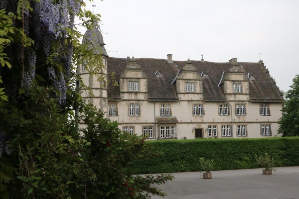 Der Blick auf die Hauptfront des Schloss und Gutes Wendlinghausen zeigt das Weserrenaissance-Gebäude in voller Schönheit. - © Yvonne Glandien