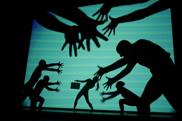 „Amazing Shadows" begeistert mit faszinierender Tanzkunst: Schattenprojektionen und Computereffekte zeichnen ausdrucksstarke Bilder in fließenden Bewegungen. - © Thomas Krügler