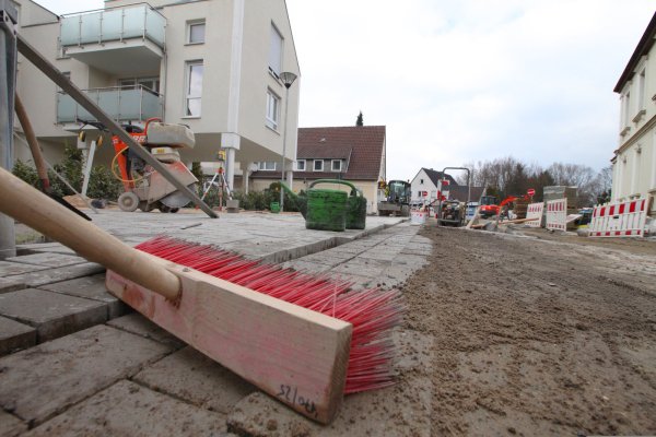 Abgesperrt: In diesem Bereich neben der Bielefelder Straße wird die Oberfläche hergerichtet. - © Vera Gerstendorf-Welle