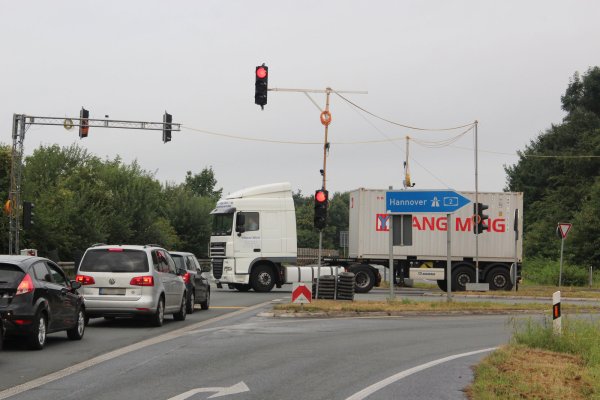 Gefahrloses Einfädeln: Der Lkw hat seine Fahrt auf der A2 in Richtung Hannover beendet und biegt nach links auf die Ostwestfalenstraße ab. Was früher gerade zu Stoßzeiten zu einem Geduldspiel geriet, geht dank der Baustellenampel derzeit recht flüssig von der Hand. Der Verkehr auf der Schnellstraße muss dafür allerdings warten. - © Stefan Backe