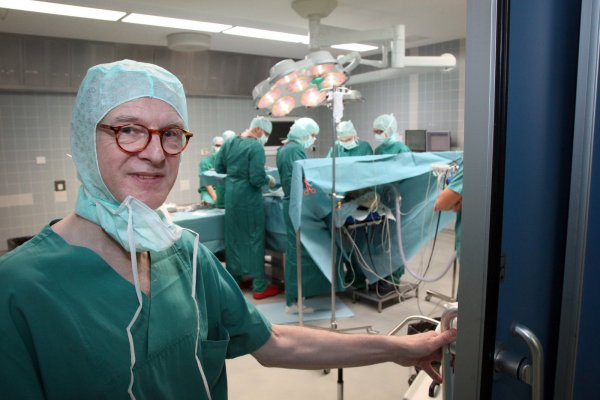 Leitet das frisch zertifizierte Viszeralonkologische Zentrum:
Prof. Dr. Wolfgang Hiller am Eingang zu einem OP, in dem gerade eine Operation beginnt. - © Bernhard Preuß