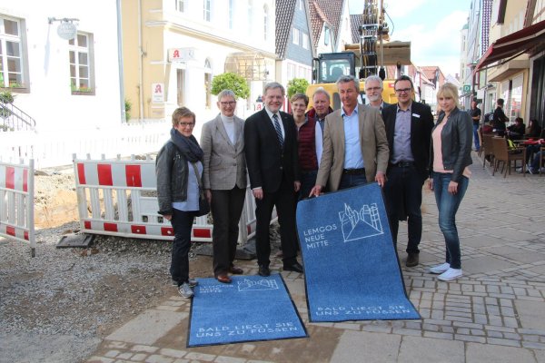 Freuen sich auf die Veranstaltungen: Marianne Ohle, Brigitte Spethmann-Heitlage, Dr. Reiner Austermann, Petra Hilker, Klaus Hagemeister, Wolfgang Jäger, Karl-Heinz Mense, Markus Baier und Nicole Reineke (von links) stellen das Begleitprogramm vor.  - © Tobias Schneider