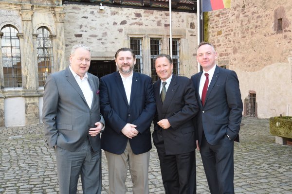Leitungswechsel: Thomas Steger (links) und Volker Schumacher (rechts) verabschieden Marek Rausch (Zweiter von links) und heißen Felix von Bodmann willkommen. - © Brink-Medien