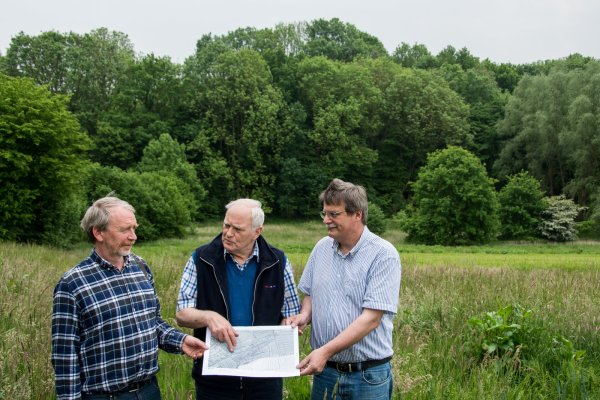 Bernd Mühlenmeier, Bernhard Brautlecht und Bernd Milde (von links) schmieden Naturschutzpläne für die Flächen am Duddenloch hinter ihnen. - © Foto: Privat